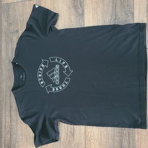 Adidas tee like new